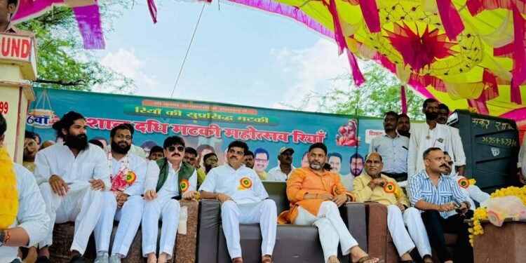 दधि मटकी फोड़ कार्यक्रम में जुटे युवा नेतागण