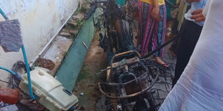 इलैक्ट्रिक स्कूटी में ब्लास्ट से बुजुर्ग दंपत्ति की मौत