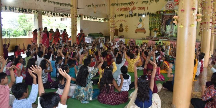 गुरुकुल के विद्यार्थियों ने लिया नवरात्रि में गरबे का आनंद