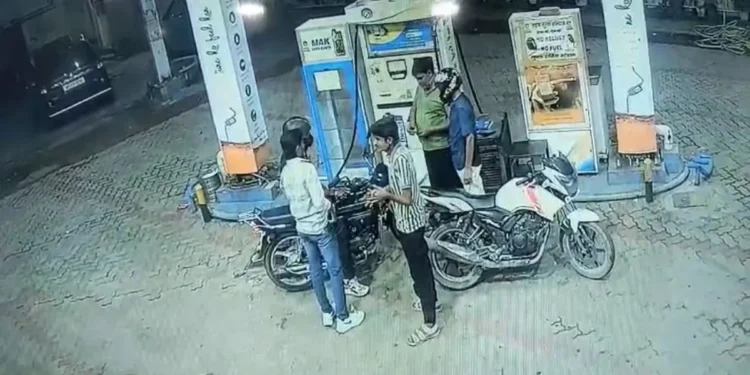 दिशा पटानी के घर पर गोलीबारी की घटना हुई।