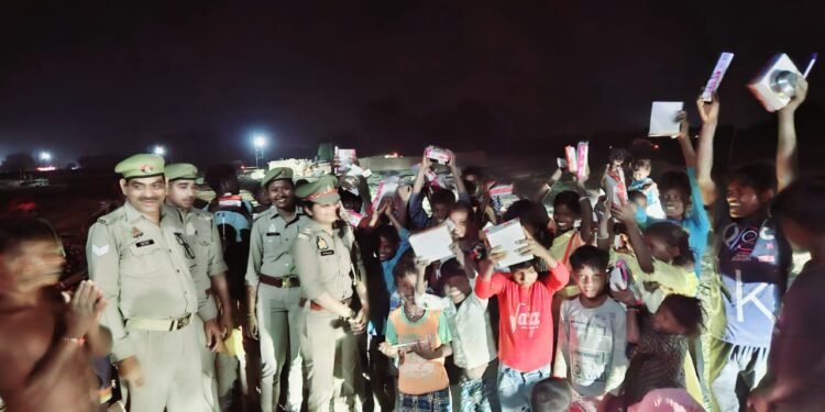 गरीब परिवारों संग खुशियां बाँटने आगे आए लवेदी थाना प्रभारी दीपावली पर बाटी मिठाई और पटाखे मोमबत्तियां