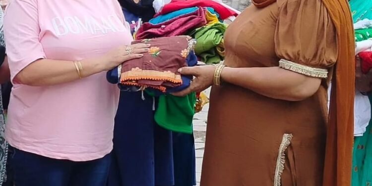 अनमोल मुस्कान कांती पत्नी दीप सिंह चैरिटेबल ट्रस्ट द्वारा गांव घड़ूआं में जरूरतमंद परिवारों को कपड़े वितरित किए गए