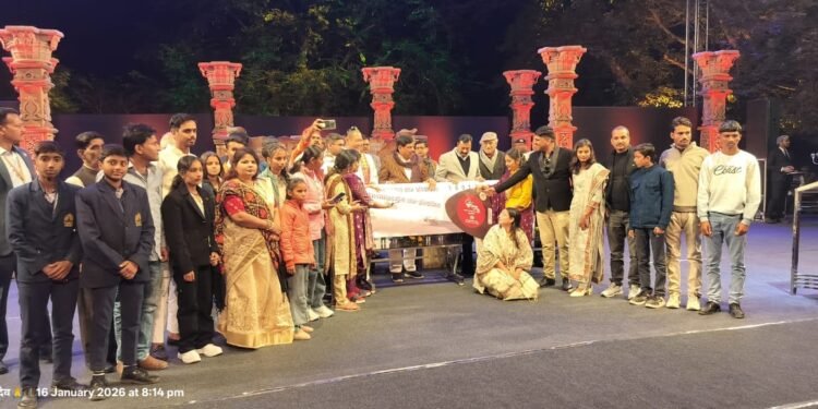 मुख्यमंत्री ने गुरुकुल के विद्यार्थियों को पुरस्कृत किया