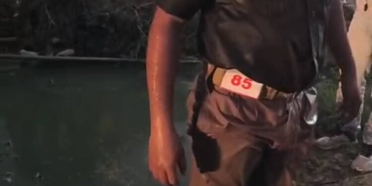 खाकी का साहस: जलमग्न गड्ढे में डूब रहे 5 वर्षीय मासूम को पुलिस जवान ने बचाया