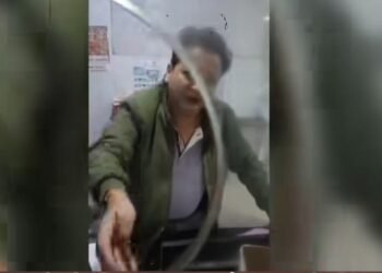 जालौन मेडिकल कॉलेज में फिर बवाल: तीमारदार से अभद्रता का आरोप, वीडियो डिलीट कराने का दबाव?