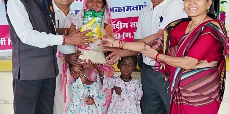 सैकड़ों गरीब ,जरूरतमंद परिवारजनों को राशन वितरण
