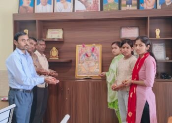 प्राचार्य एवं महाविद्यालय परिवार ने पुष्पांजलि अर्पित कर मनाया नूतन वर्ष