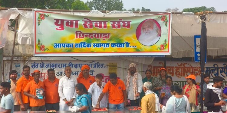 संत श्री आशाराम जी आश्रम द्वारा अक्षय तृतीया पर तरबूज व शरबत वितरण