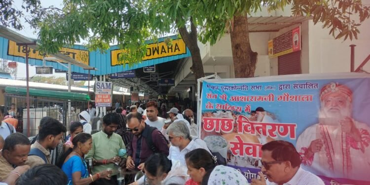 छिंदवाड़ा रेलवे स्टेशन पर राहगीरों को नि शुल्क छाछ वितरण