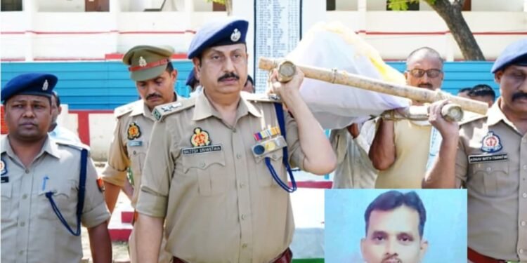 पुलिस जवानों द्वारा शस्त्र झुकाकर दी गयी शोक सलामी ।