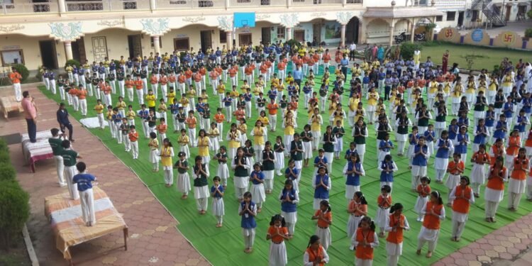 अंतरराष्ट्रीय योग दिवस गुरुकुल में हर्षोल्लास से मनाया गया