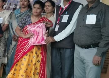 वस्त्र ,मिठाई ,बिस्किट और पठन सामग्री भेट