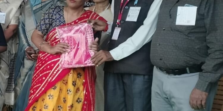 वस्त्र ,मिठाई ,बिस्किट और पठन सामग्री भेट