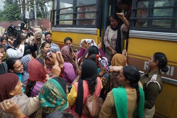 प्री प्राइमरी स्कूलों के विरोध में प्रदर्शन