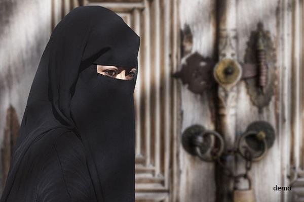 खींचा मुस्लिम छात्रा का हिजाब