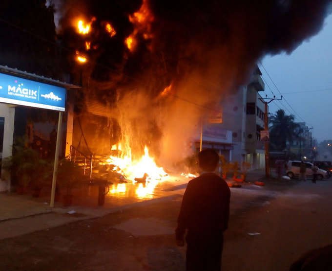 उलीडीह थाना क्षेत्र स्थित डिमना रोड के पास स्थित एक गाड़ी के शोरूम में शनिवार सुबह लगी भीषण आग