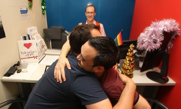 सरकार की कानूनी मान्यता के  ऐतिहासिक फैसले के 2 दिन बाद  आज पहले समलैंगिक जोड़े ने अपनी शादी  का रजिस्ट्रेशन करवाया