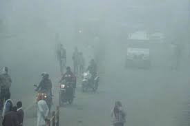सर्दी की पहली बारिश के बाद बुधवार तड़के शहर को कोहरे ने अपने आगोश में ले लिया