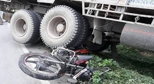 एक ट्रक की चपेट में आने से नवविवाहित युवक की मौके पर ही एक ट्रक की चपेट में आने से नवविवाहित युवक की मौके पर हुई मौत