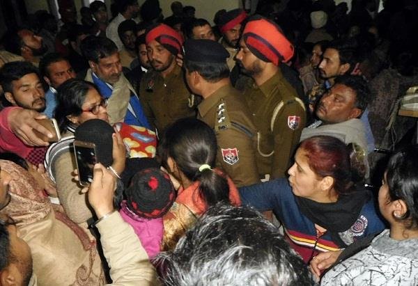 बच्चे की मौत होने पर परिजनों द्वारा अस्पताल में हंगामा कर