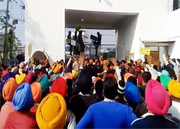 चंदूमाजरा को अकालियों सहित पटियाला पुलिस ने गुरूद्धारा साहिब सिंह सभा में कर दिया नजरबंद