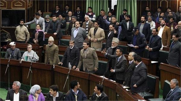 जम्मू कश्मीर विधानसभा में सोमवार को विपक्ष ने फिर किया खूब हंगामा