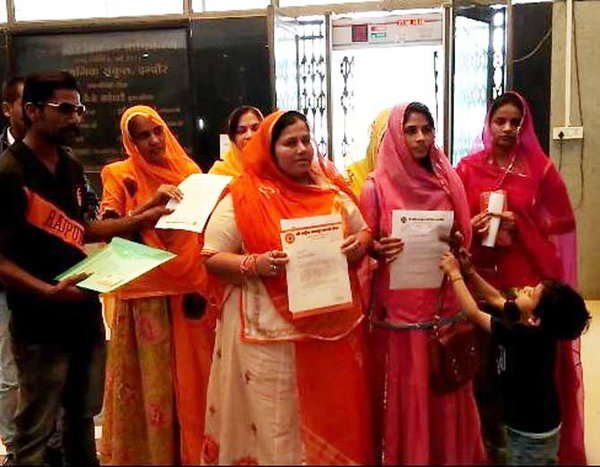 राजपूत समाज की कुछ महिलाएं कलेक्टोरेट पहुंचीं और कलेक्टर से इच्छामृत्यु की मांग की