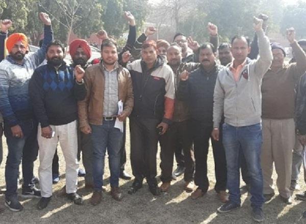 पैरा मैडीकल यूनियन ने सरकार के खिलाफ रोष प्रदर्शन किया
