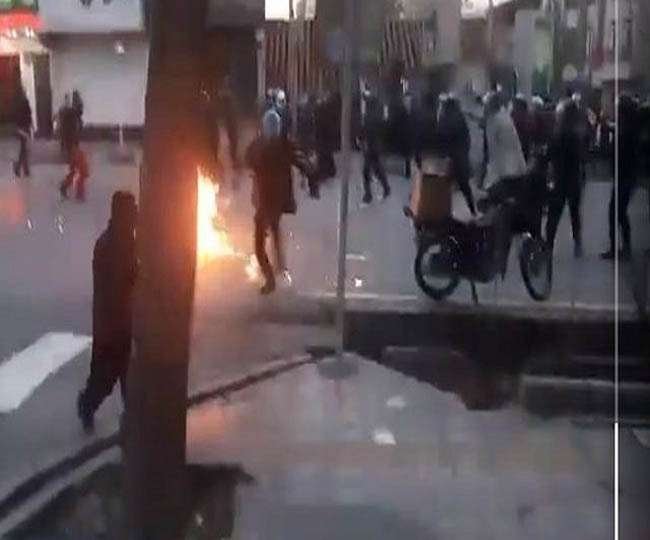 सूफी संप्रदाय द्वारा विरोध प्रदर्शन के दौरान पुलिस के तीन जवान शहीद