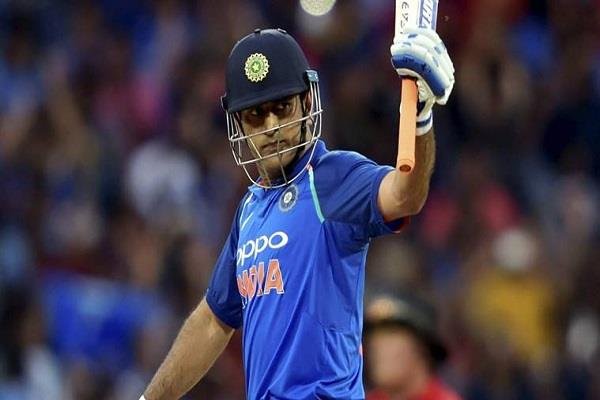 धोनी दो ओवरों में सबसे ज्यादा रन बनाने वाली रैंकिंग में दूसरे स्थान पर
