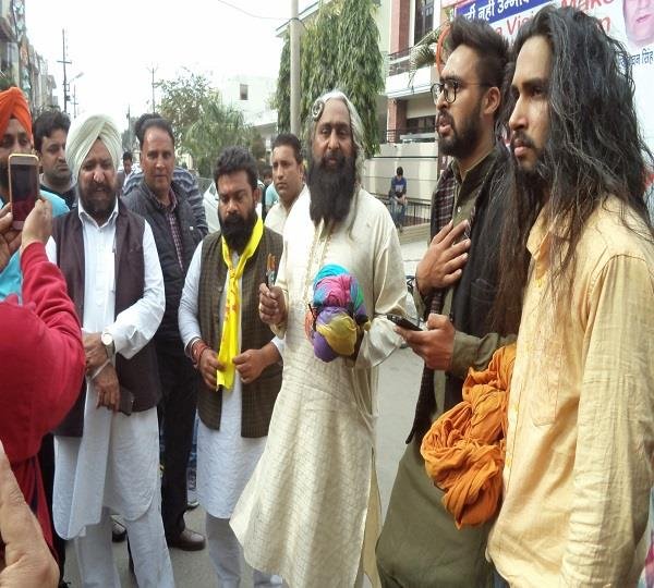 रोड शो के दौरान हुए लड़ाई-झगड़े में लोगों की पगडिय़ां उतरी