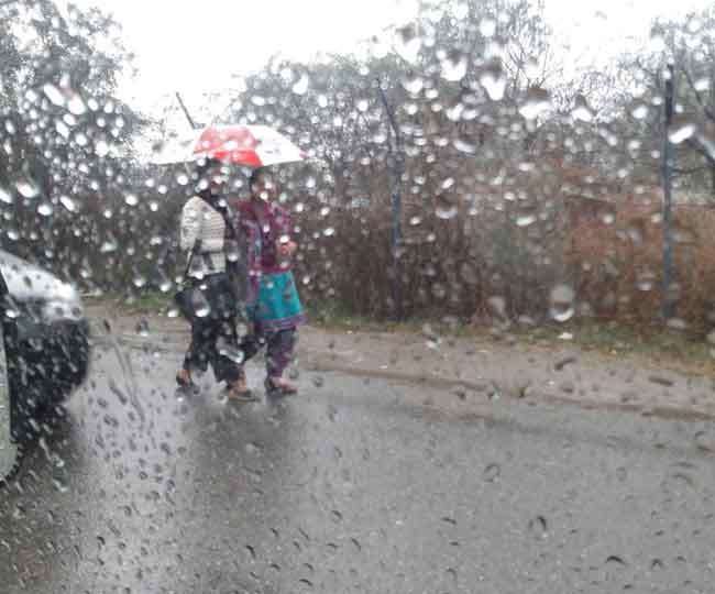 सोमवार तड़के से हो रही बारिश से एक बार फिर मौसम में ठंडक आई
