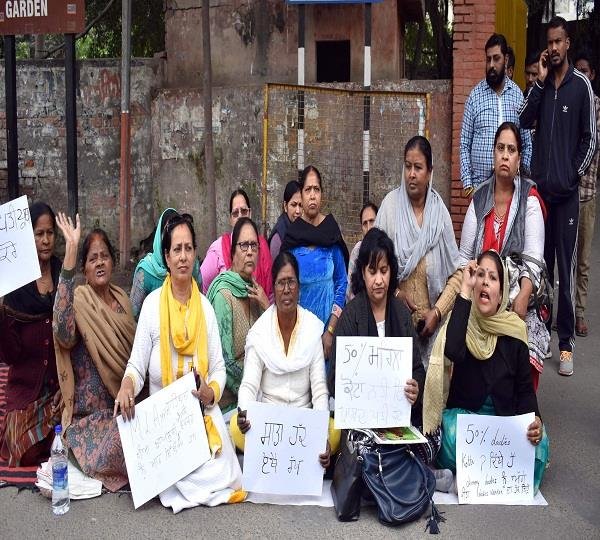 महिला कांग्र्रेसी नेताओं ने एम.पी. रवनीत बिट्टू के घर के बाहर लगाया धरना