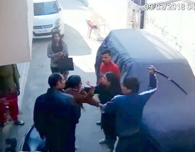 पड़ोसियों के साथ झगड़े के दौरान महिला पर तलवार से वार
