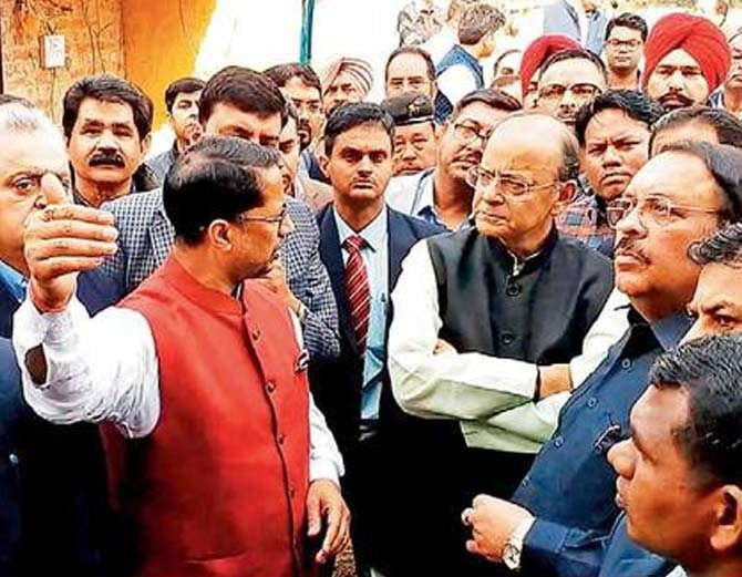 वित्त मंत्री अरुण जेटली श्री राधा-कृष्ण मंदिर का दौरा करने पहुंचे