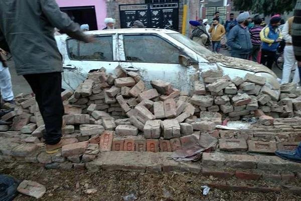 चक्रवात के कारण कस्बे के घरों की कई दीवारें गिर गईं, कई घरों के गेट आदि क्षतिग्रस्त