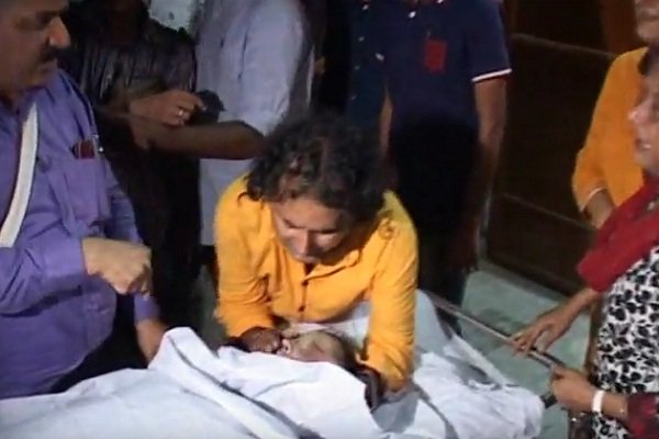 छात्रा ने शिक्षकों की छेड़छाड़ से तंग आकर आत्महत्या की
