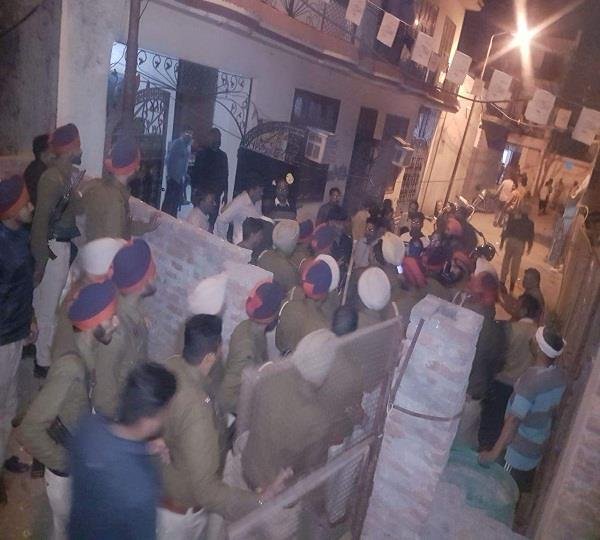 2 पक्षों के मध्य हुए खूनी संघर्ष में घंटों ईंट-पत्थर चलने से इलाके में दहशत का माहौल