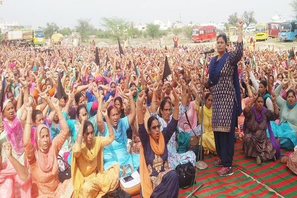 रजिया सुल्ताना के खिलाफ काली झंडियों के साथ धरना प्रदर्शन