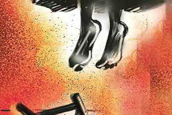 24 वर्षीय विवाहिता ने लगाया फंदा