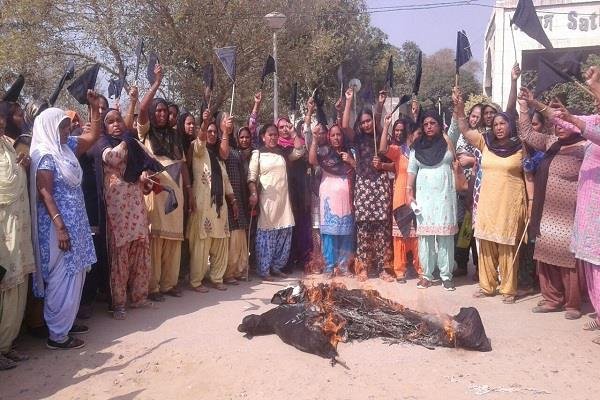महिला दिवस पर आंगनबाड़ी कर्मचारी यूनियन ने केंद्र और पंजाब सरकार का पुतला फूंका