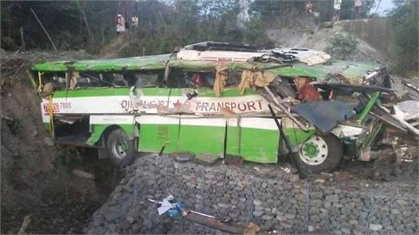 मनीला में यात्री बस के दुर्घटनाग्रस्त होने से 19 लोगों की मौत
