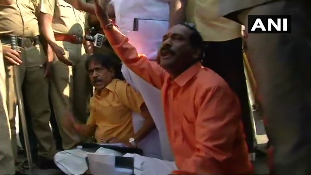 पुडुचेरी विधानसभा के बाहर बीजेपी विधायकों का विरोध प्रदर्शन