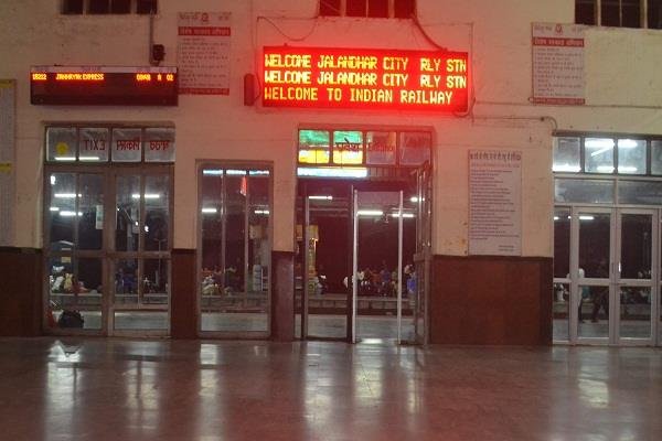 आधी रात को रेलवे स्टेशन व बस स्टैंड की सुरक्षा होती है रामभरोसे
