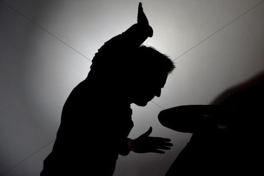 पत्नियों के साथ मिल कर 75 साल की मां को पीटा