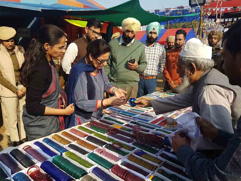 ਪਟਿਆਲਾ ਹੈਰੀਟੇਜ ਫ਼ੈਸਟੀਵਲ-2020 : ਲੋਕ ਸਭਾ ਮੈਂਬਰ ਪਰਨੀਤ ਕੌਰ ਨੇ ਵੀ ਮੇਲੇ ‘ਚ ਪਹੁੰਚਕੇ ਕੀਤੀ ਖਰੀਦਦਾਰੀ