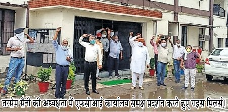 एफसीआई पर पहले रिश्वत का आरोप लगाने वाले शैलर को दोबारा डिपो के आर्डर करने पर भडक़े शैलर मालिकों का बारिश में प्रदर्शन