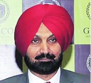 ਗਿੱਲਕੋ ਗਰੁੱਪ ਦੇ ਸੀ.ਐਮ.ਡੀ ਗਿੱਲ ਵੱਲੋਂ ਐਸ.ਐਮ.ਓ ਭੁਪਿੰਦਰ ਸਿੰਘ ਨੂੰ 50 ਪੀ.ਪੀ.ਈ ਕਿੱਟਾਂ ਤੇ ਸੈਨੀਟਾਈਜਰ ਭੇਂਟ