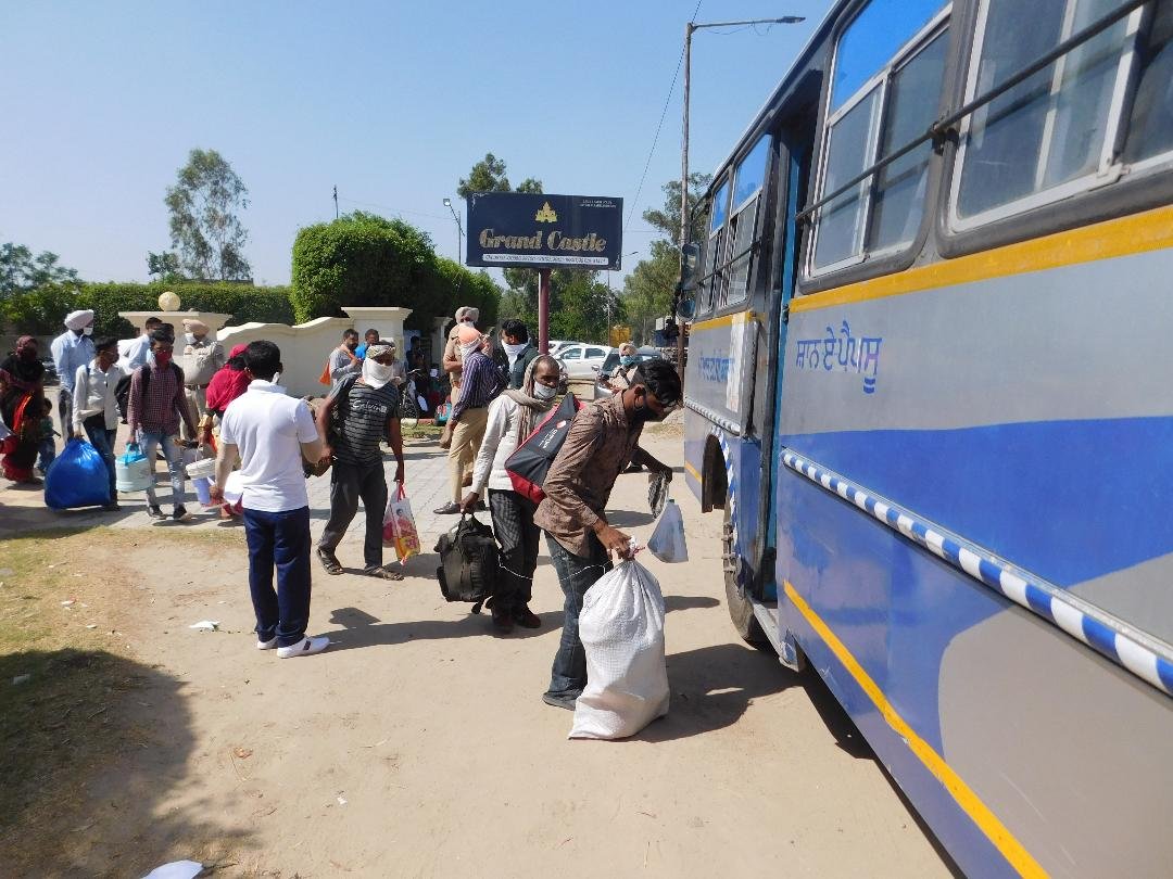 ਜ਼ਿਲ੍ਹਾ ਪ੍ਰਸ਼ਾਸਨ  ਬਰਨਾਲਾ ਨੇ ਯੂ.ਪੀ. ਨਾਲ ਸਬੰਧਤ 146 ਪਰਵਾਸੀਆਂ ਨੂੰ ਭੇਜਿਆ ਘਰ