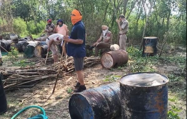 ਰੋਪੜ ਪੁਲਿਸ ਨੇ ਹਿਮਾਚਲ ਦੇ 2 ਪਿੰਡਾਂ ਤੋਂ 7 ਨਾਜਾਇਜ਼ ਸ਼ਰਾਬ ਦੀਆਂ ਭੱਠੀਆਂ ਅਤੇ 200000 ਕਿਲੋ ਲਾਹਣ ਕੀਤਾ ਬਰਾਮਦ